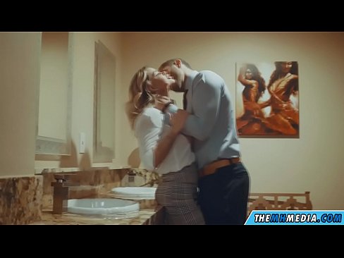 ❤️ 공공 화장실에서 가슴이 큰 금발이 당신을 유혹 할 때 창녀 ko.amourpassionfever.ru에서 ️❤
